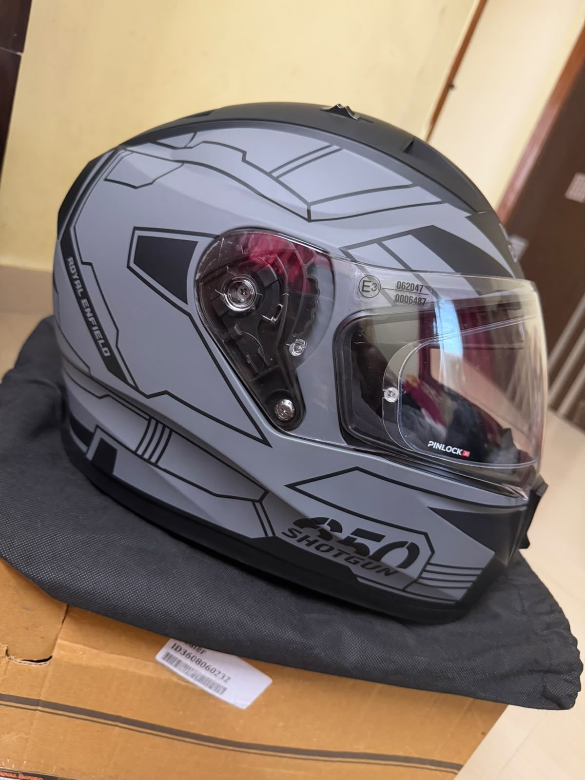 Royal Enfield Shotgun 650 helmet grey - image 1