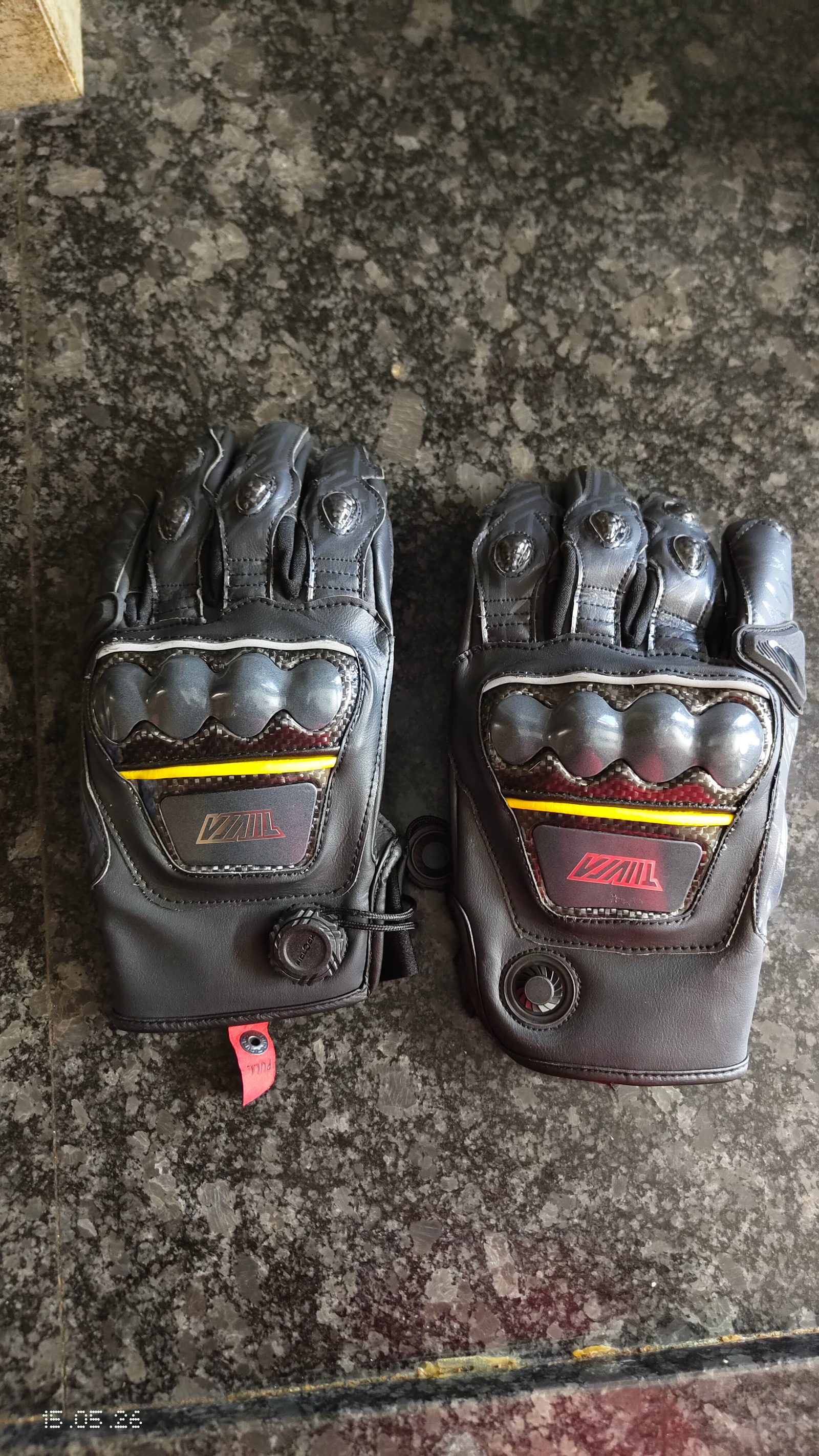Tiivra Tarmac Carbon Gloves - image 1