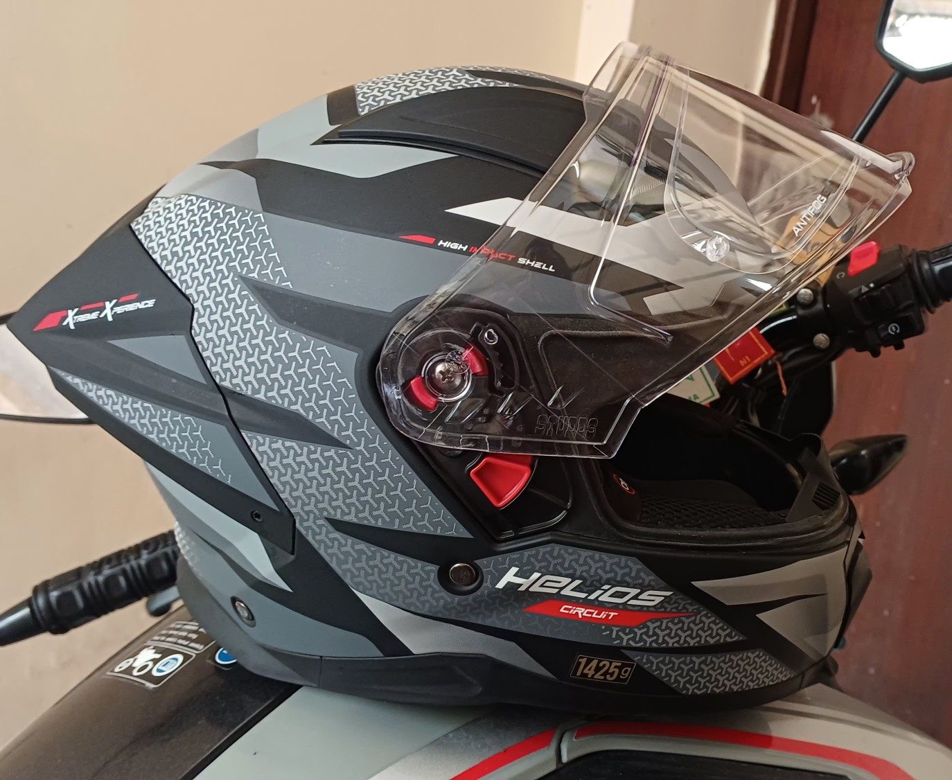 Studds Helios D2 Circuit helmet 3