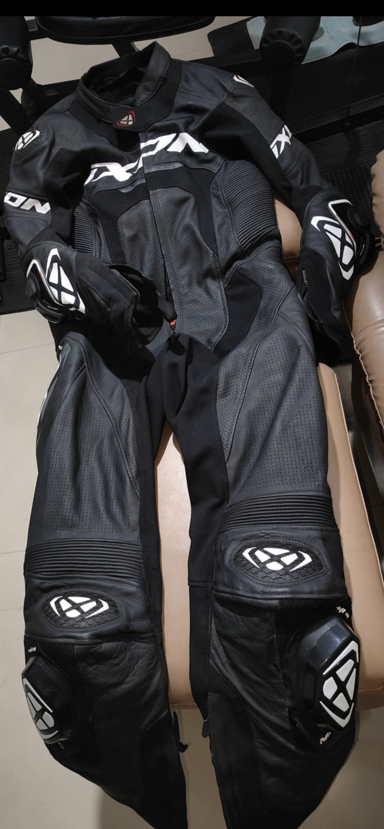 IXON Full suit - image 1
