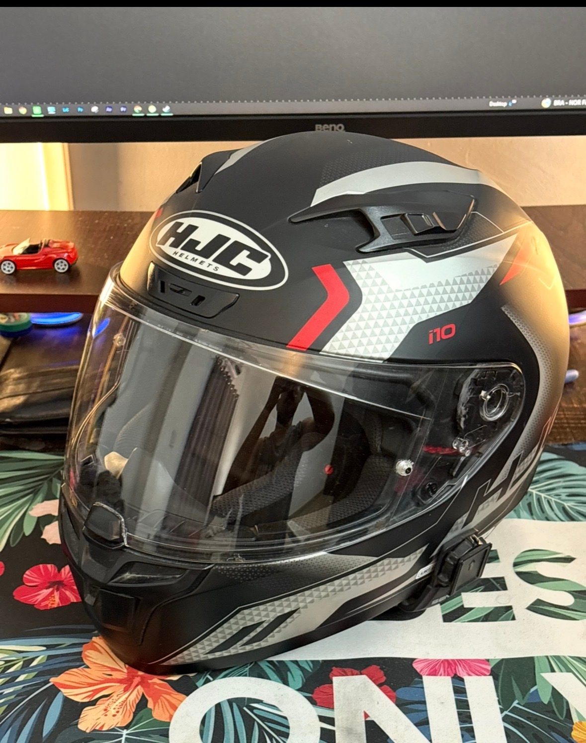 HJC i10 Helmet  - image 1