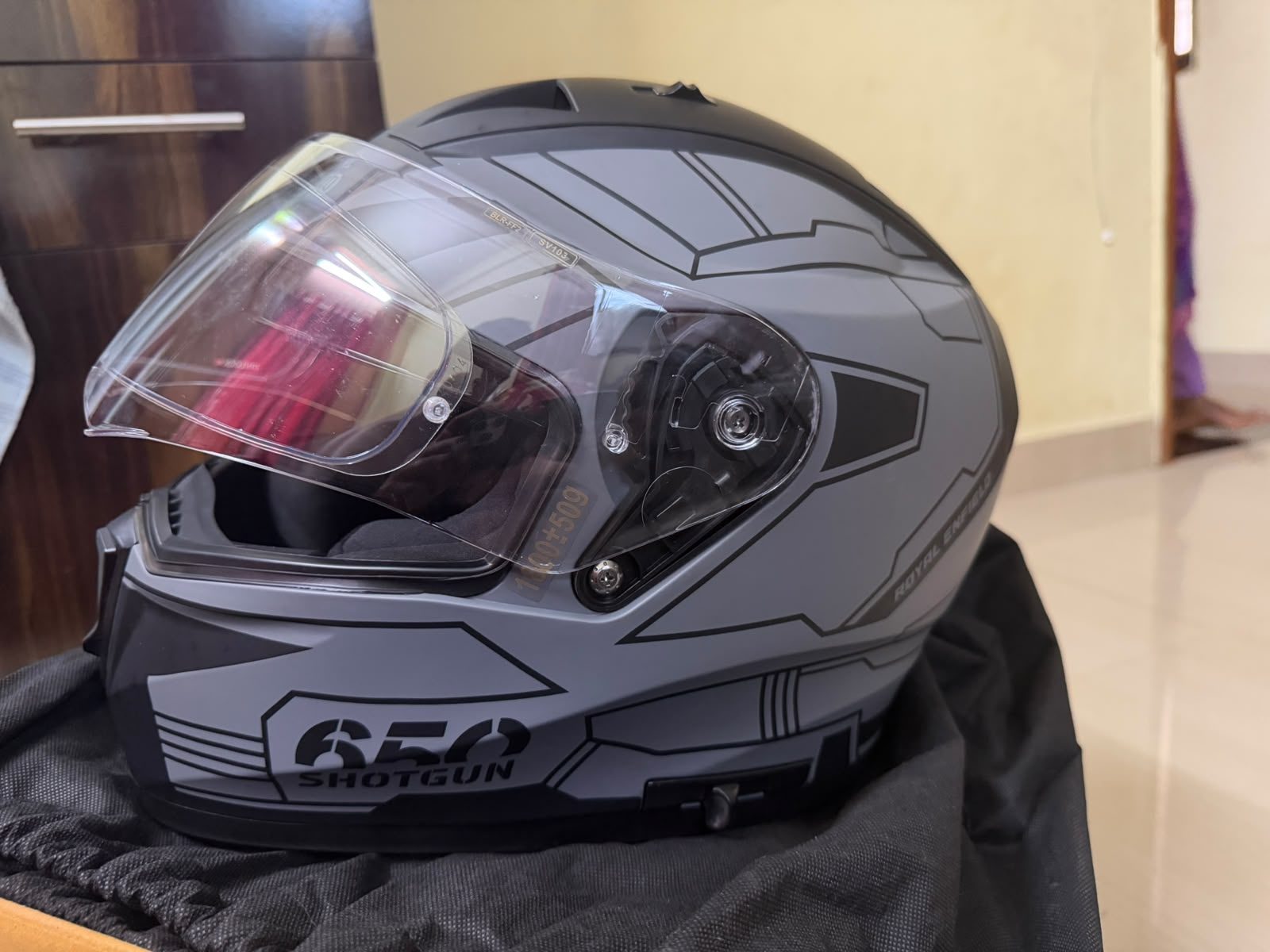 Royal Enfield Shotgun 650 helmet grey 2